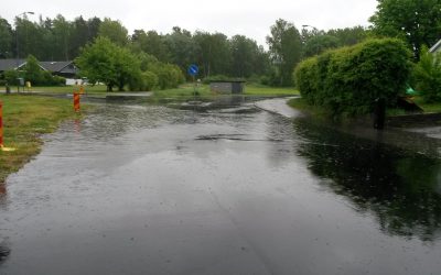 Stora vattensamlingar i korsningen Backvägen Hemmesta Dalväg